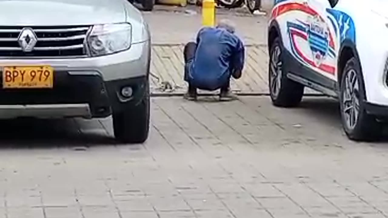 Video: con mona y cincel, sujeto rompe bolardos para parquear en La Castellana