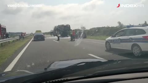 Zapaljeni kaomion s autima na autocesti