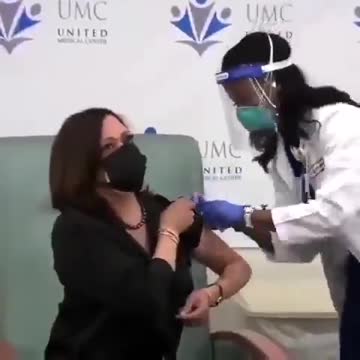 KAMALA HARRIS FINGE SER VACUNADA, PON MUCHA ATENCIÓN
