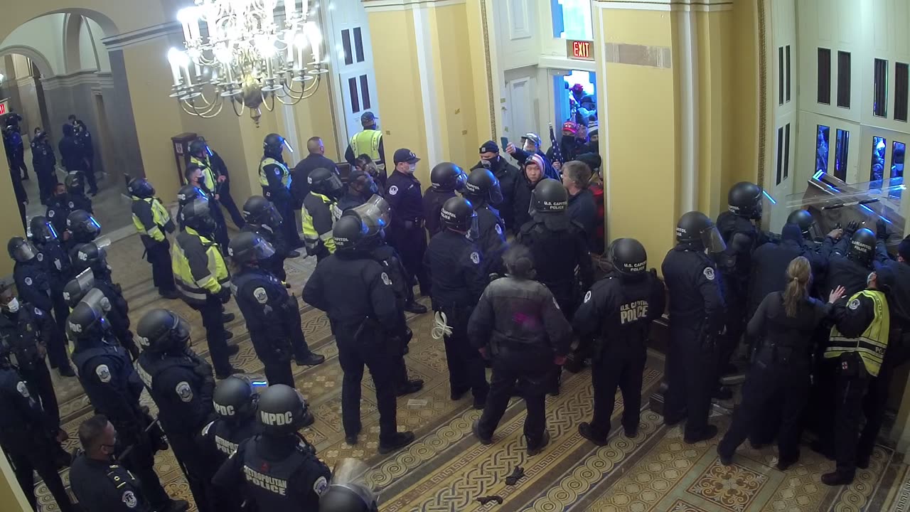 0102USCS01SenateWingDoornearS139_2021-01-06_15h58min42s667ms.mp4
