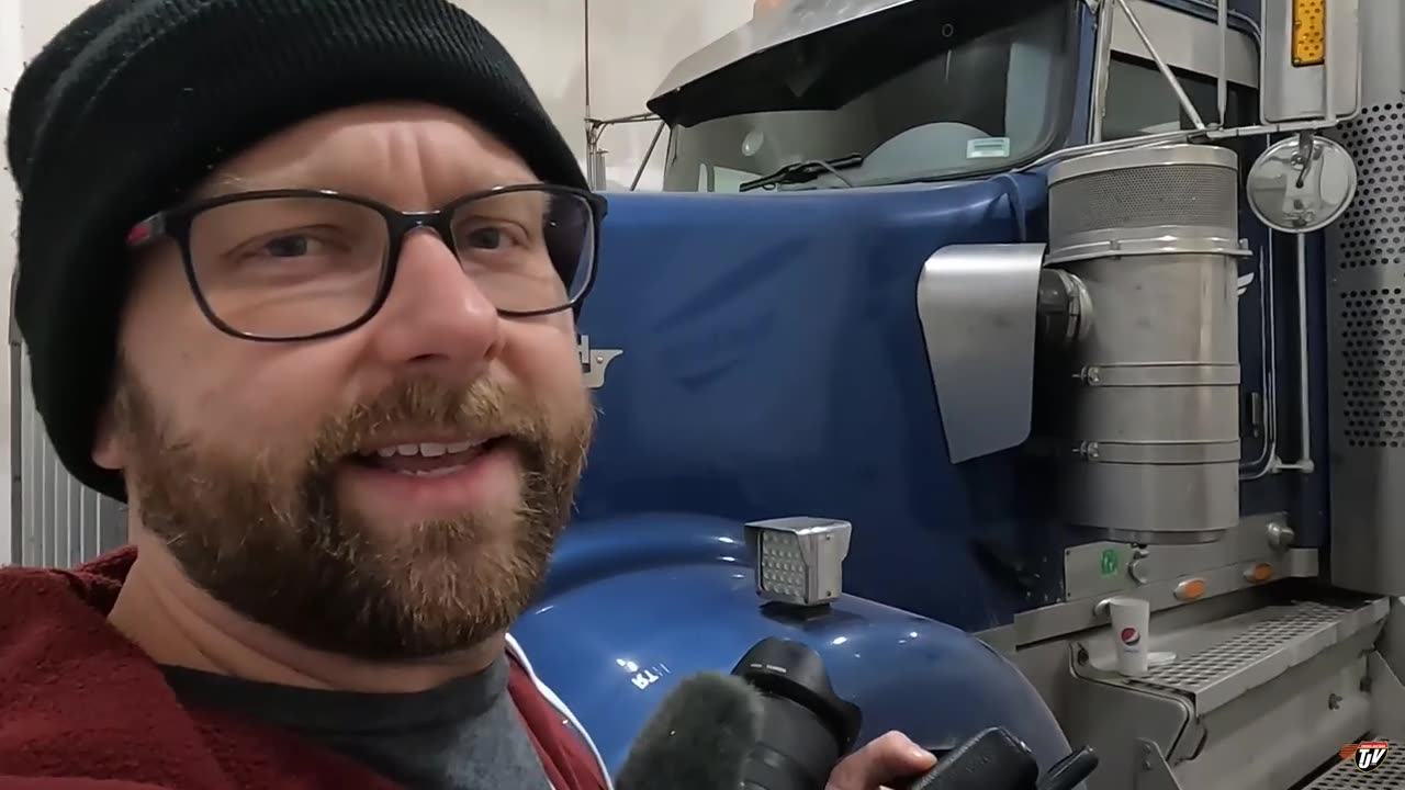 SUSPICIOUS | My Trucking Life | Vlog #2932