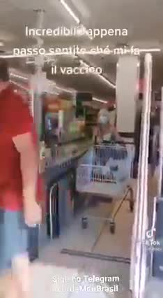 Alarme na segurança do Aeroporto apita quando o braço da vacina passa