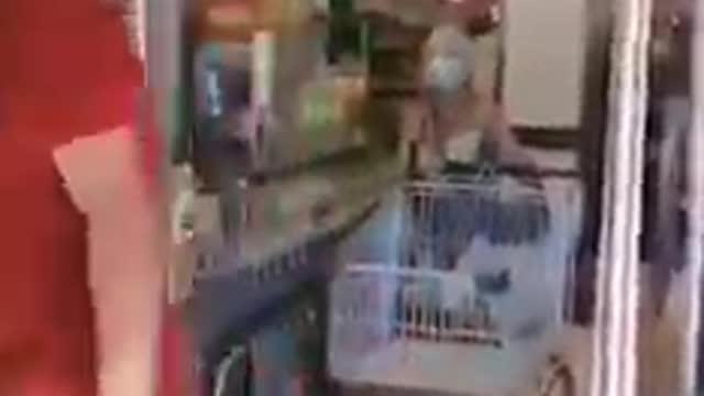 Alarme na segurança do Aeroporto apita quando o braço da vacina passa