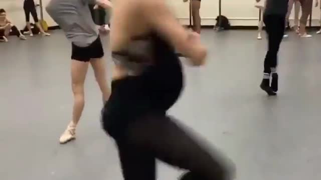 37 weeks pregnant ballerina in ballett class
