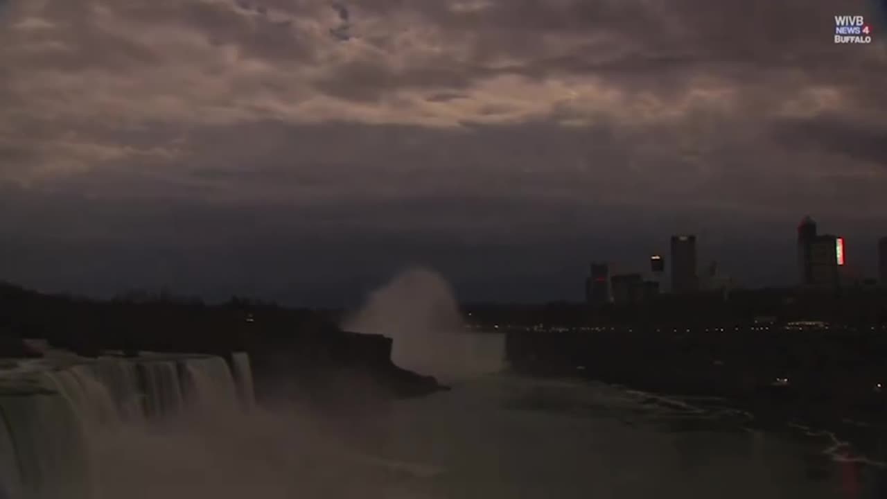 Niagara fall during solar eclipse 😯