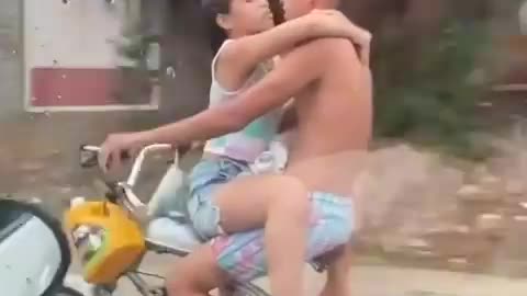 “Amorosa” pareja es captada paseando en una bicicleta por las calles de Cartagena