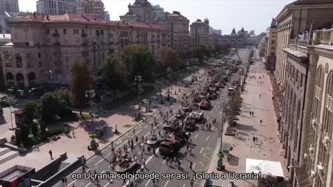 Volodymyr Zelenskyy publicó un video de Khreschatyk en la capital, donde se exhibe el equipo destru