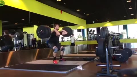 Live leak~Barbell without an assistant is better not to do!