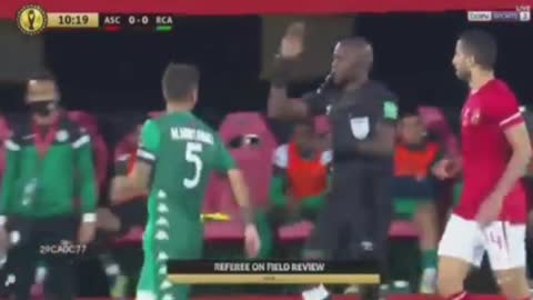 Kur arbitri ka nevojë për syze, as VAR-i nuk bën punë. Shikoni 11-metërshin skandaloz