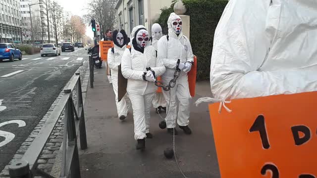 Les Masques BLancs Lyon Action Esclavage et Pancartes Lyon 6 le 22 janvier 2022