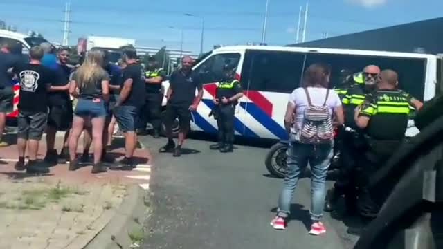 Dutch Farmers Block Food Distribution