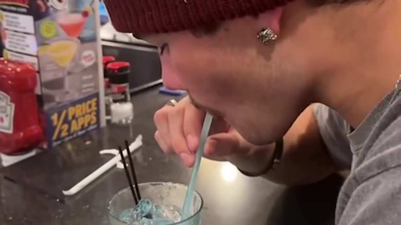 Man got drunk drinking dollaritas at Applebees 😂