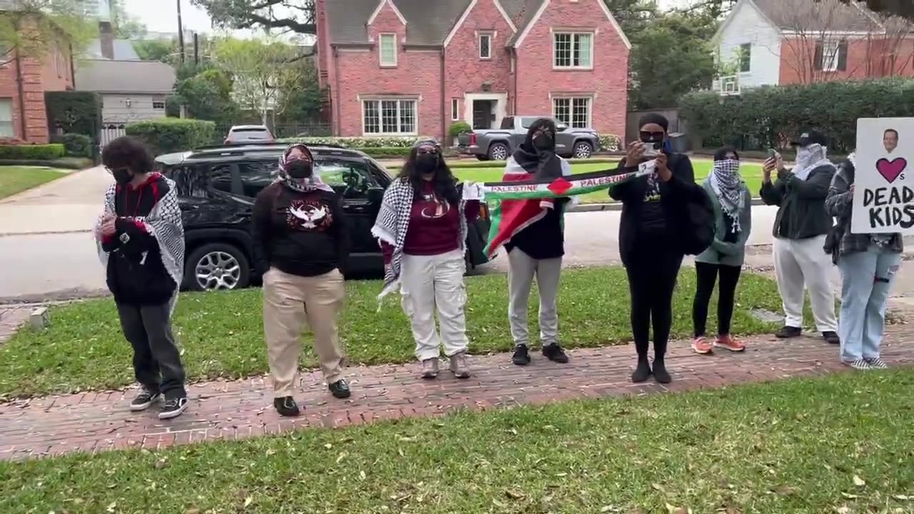 Anti-Israel protesters showed up at Ted Cruz's house at 7 am on a Saturday morning