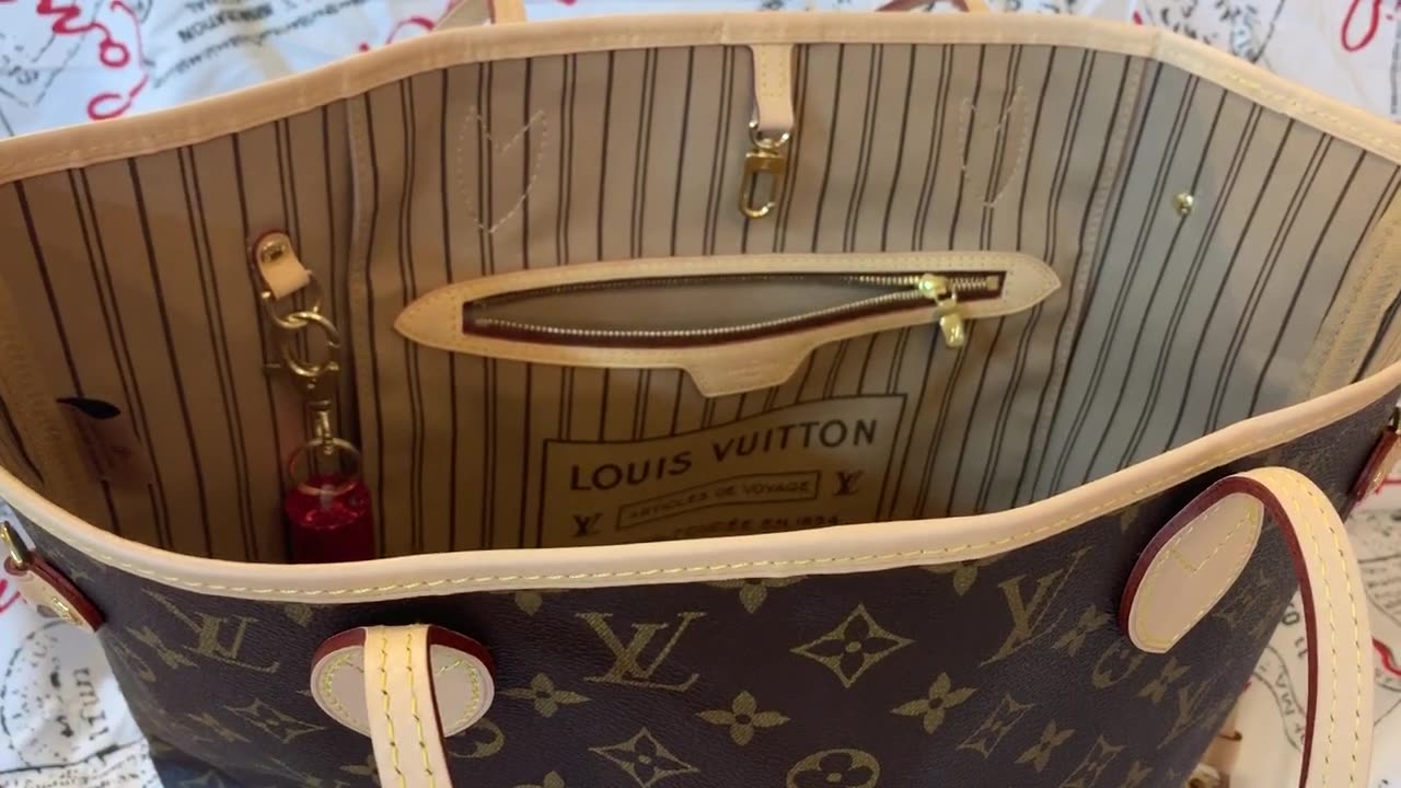 What's in my Louis Vuitton Neverfull MM Tote Bag