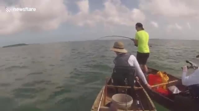 Καρχαρίας παρενοχλεί κανό με ψαράδες