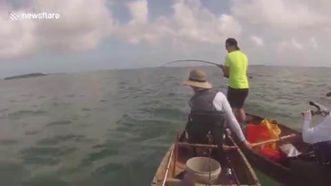 Καρχαρίας παρενοχλεί κανό με ψαράδες