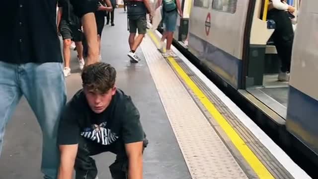 London Subway Surfers 😂🚊🏃🏽‍♂️