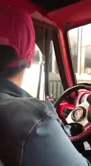 Mujer paga peajes con monedas de 50 pesos