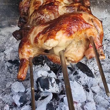 🍗✨ Nothing says comfort food like a juicy, golden-brown Lechon Manok