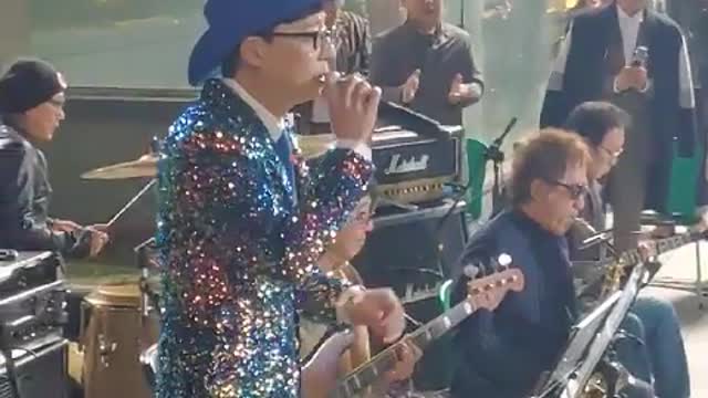 The best comedian in Korea who challenged trot singer