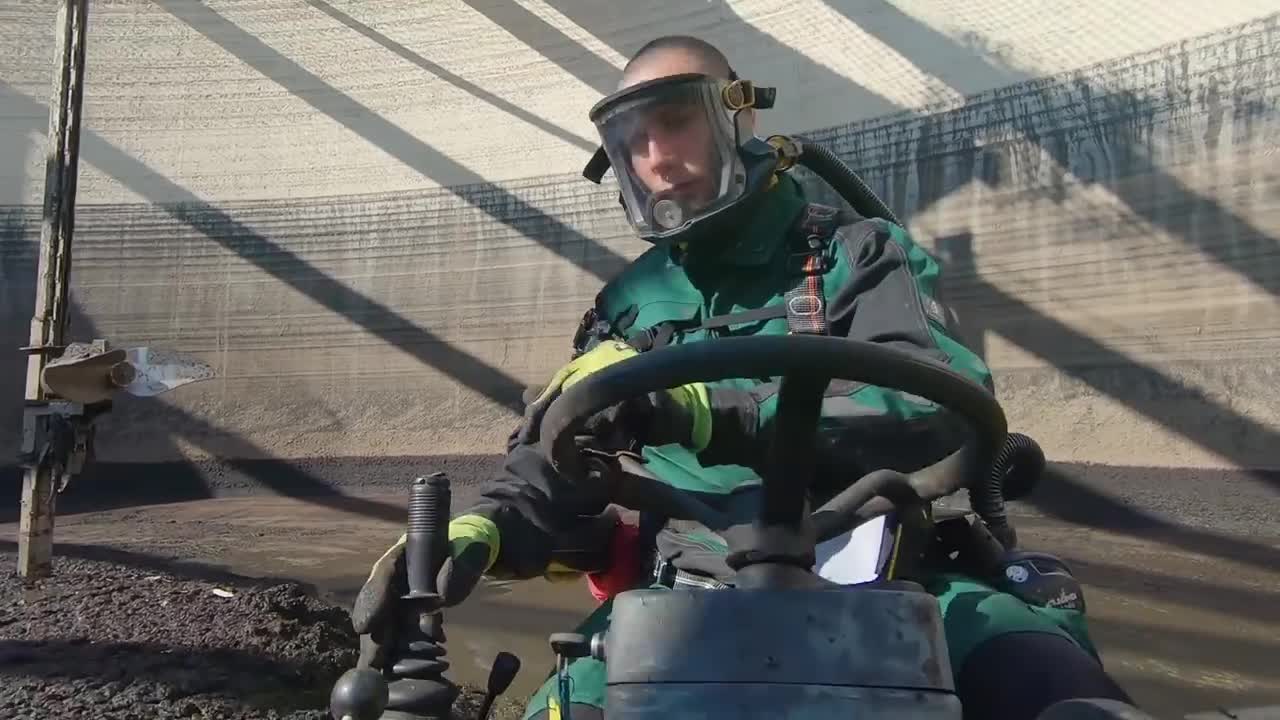 Fermenterreinigung in Biogasanlage mit Saugbagger