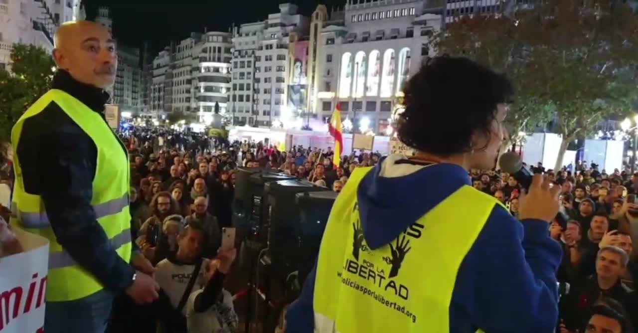 Policías con el pueblo de España