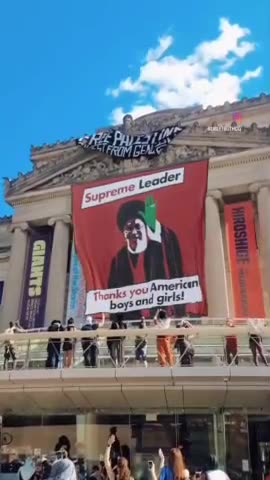 🚨🔥 Unprecedented❕ American youth in New York unfold huge poster of Iran supreme leader Ali Khamenei