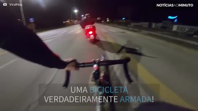 Um passeio de bicicleta extremamente explosivo!