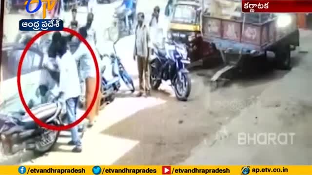 Caught on Camera | Man Kidnapped by Suspects in Day Time | at Karnataka