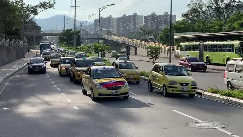 Video: Avanza ‘Plan tortuga’ de taxistas en Bucaramanga