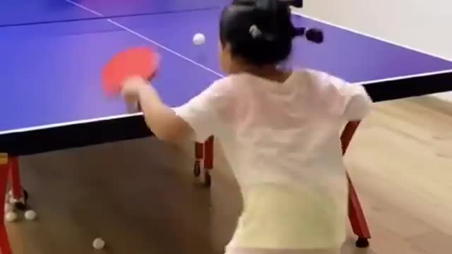 girlshis mother's coach are good at playing ping pong