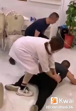 homem com medo de tomar vacináaaaaa