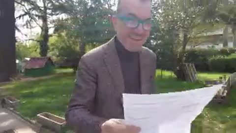 La cacca del mio cane è sacra e sicuramente vale molto di più di quella faccia di merda...