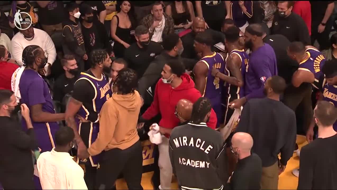 [Highlight] Anthony Davis and Dwight Howard get into an altercation on the sidelines