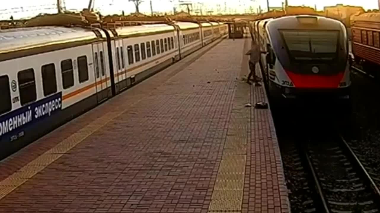 Angry Man Vandalizes Train in Tula, Russia