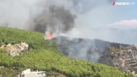 Pogledajte kako se kanaderi bore protiv velikog požara kraj Omiša