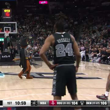 NBA - 🦇 @SpursCoyote saves the day!