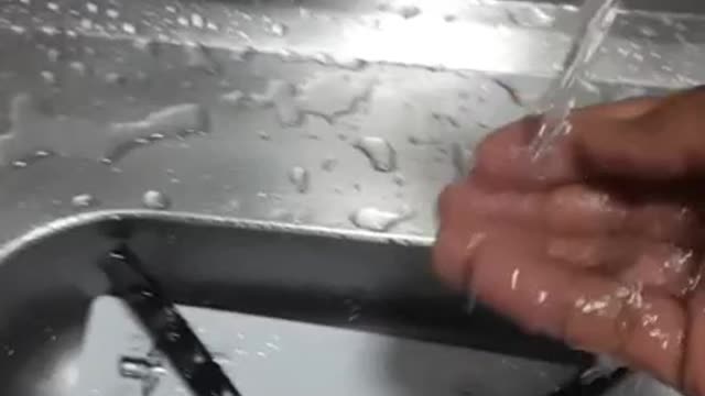 CLEANING THE PS5 COVER WITH WATER AND SOAP