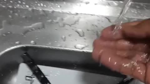 CLEANING THE PS5 COVER WITH WATER AND SOAP