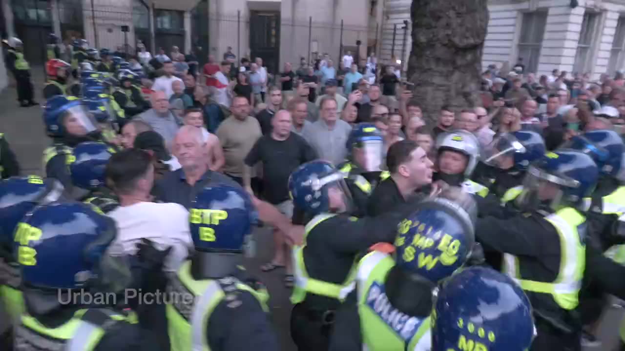 This is what TRAITORS and COWARDS look like! BRITAIN AWAKE!