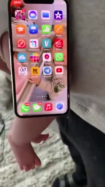 Cellulare che si attacca alla gamba di un neonato