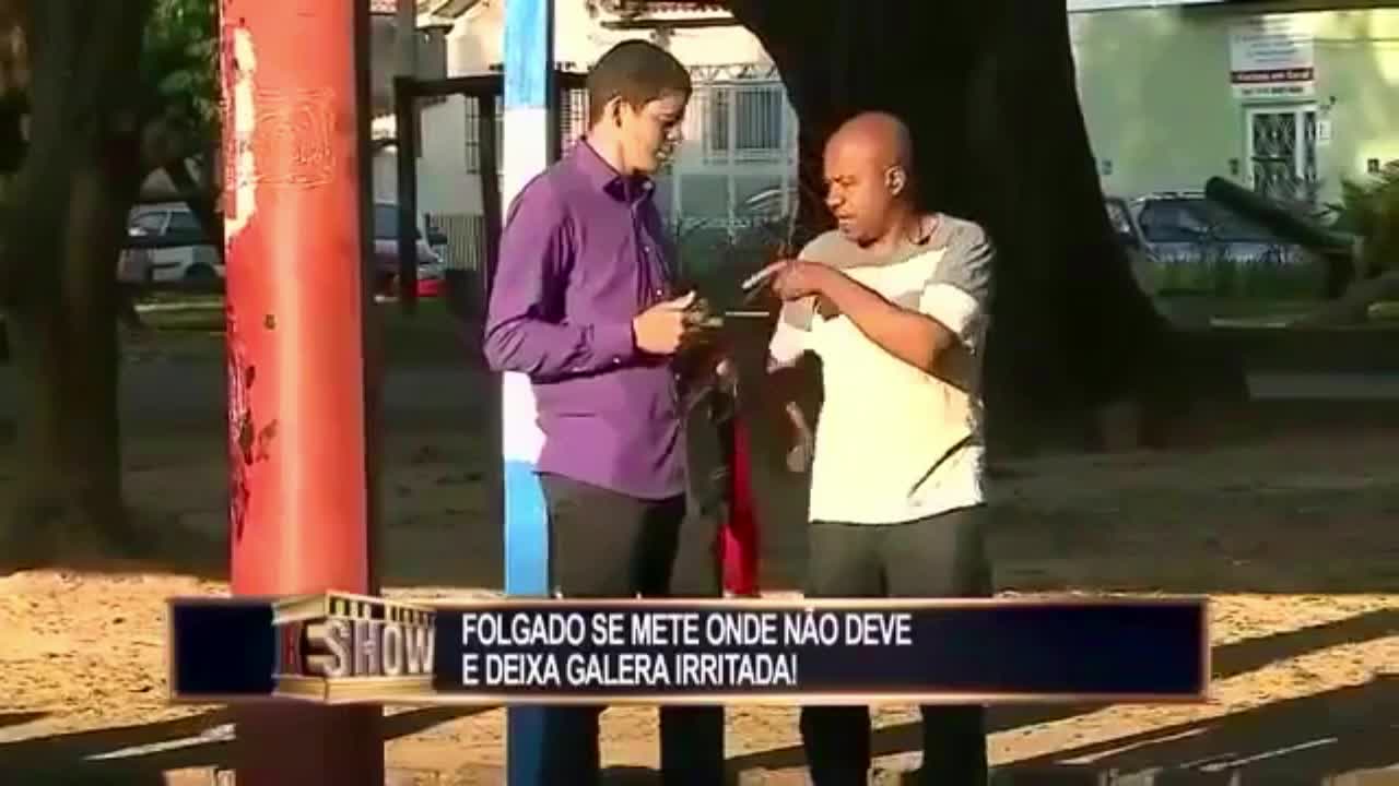 Pegadinha: Maluco espionando Celular das Pessoas! Apanha muito!