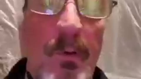 John McAfee ha publicado un vídeo en el que explica que es un "esclavo que ha escapado"