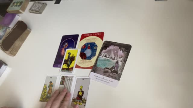 Tarot rada/odpověď - duben 2022 - vzdušná znamení: Blíženci, Váhy, Vodnář