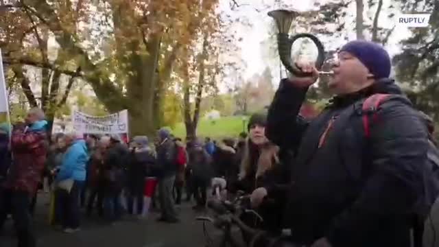 Protesters denounce #Austria's lockdown for unvaccinated people.