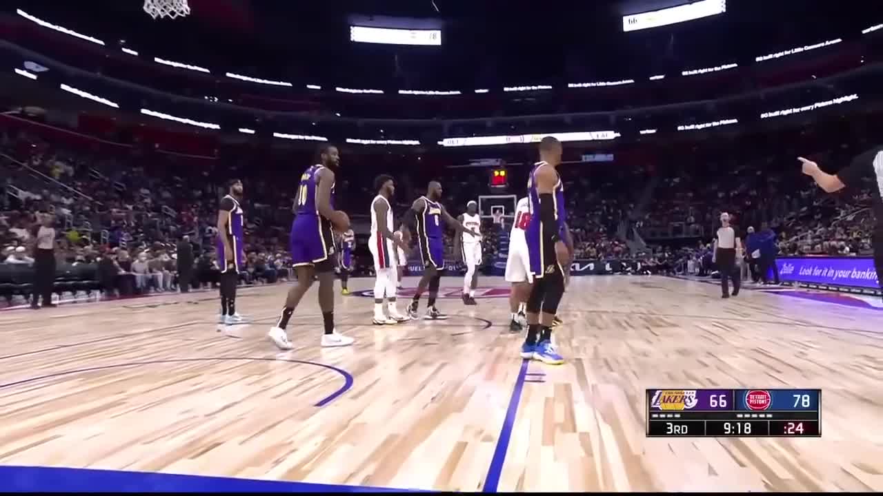 LEBRON JAMES SPACCA LA FACCIA CON UN PUGNO AD UN AVVERSARIO