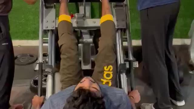 Very heavy leg press 500 kg in gym workout