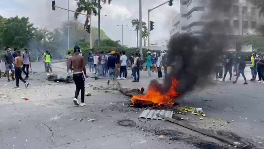 Manifestantes bloquean con palos y llantas a la altura de Ronda Real