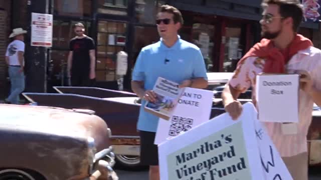 Alex Stein Raises Money For Victims Of Ron DeSantis's Racist Marth's Vineyard Stunt [PARODY]