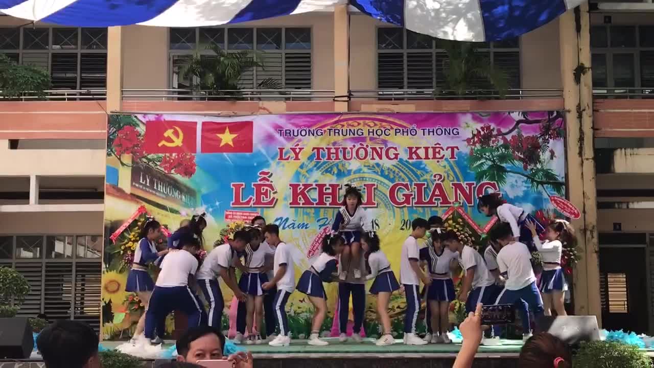 Lễ khai giảng tại một trường THPT